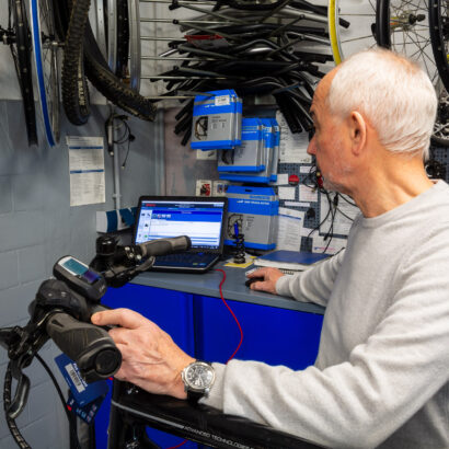 Manfred Haas in der Werkstatt